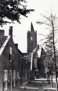 10284 Gezicht in de Kerkstraat te Eemnes uit het oosten; met links de voorgevels van de huizen nrs. 1-hoger en op de ...